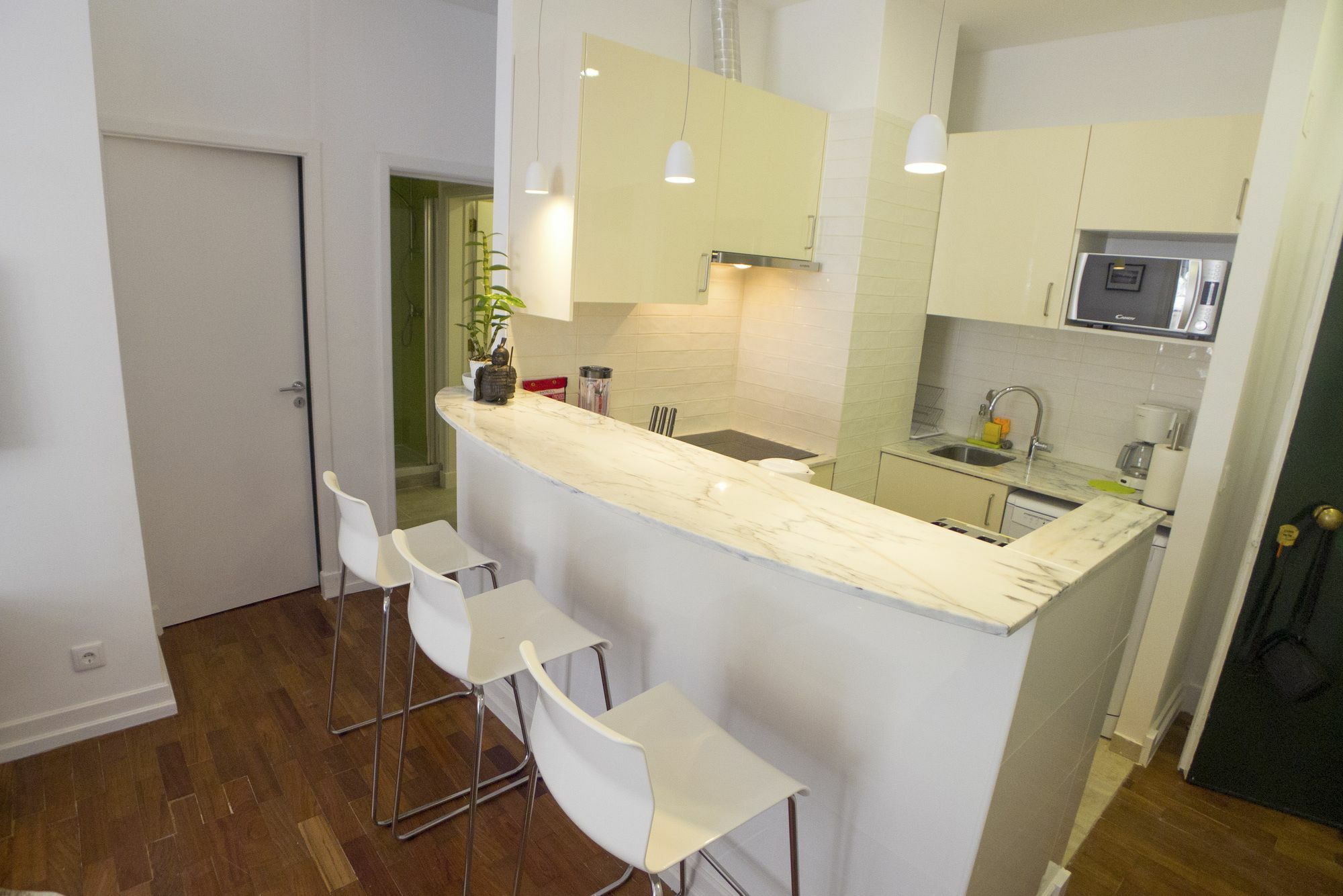 Deluxe One-Bedroom Apartment